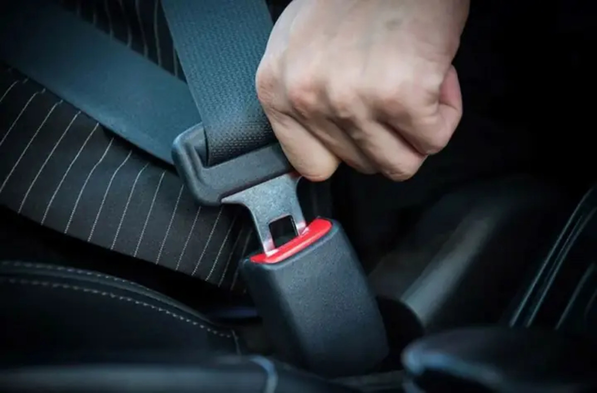 luon that day an toan va dong cua xe khi su dung auto hold Luôn thắt dây an toàn và đóng cửa xe khi sử dụng Auto Hold
