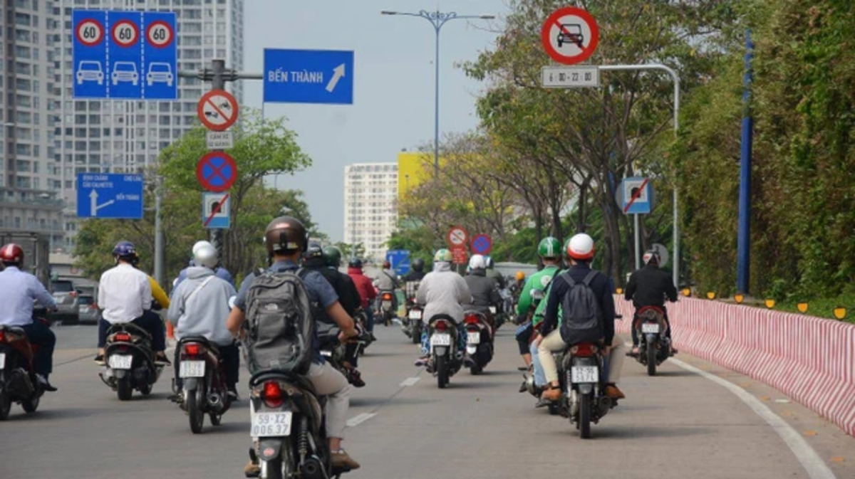Phân biệt lỗi đi sai làn đường và sai vạch kẻ đường